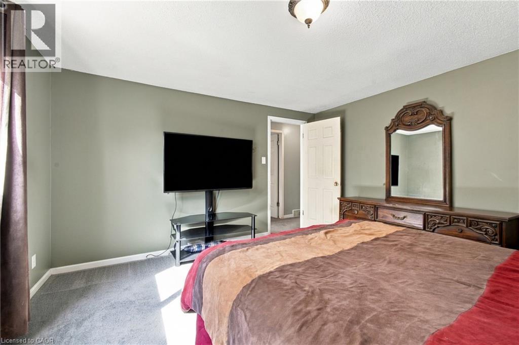 135 Cedarhill Crescent — photo 18
