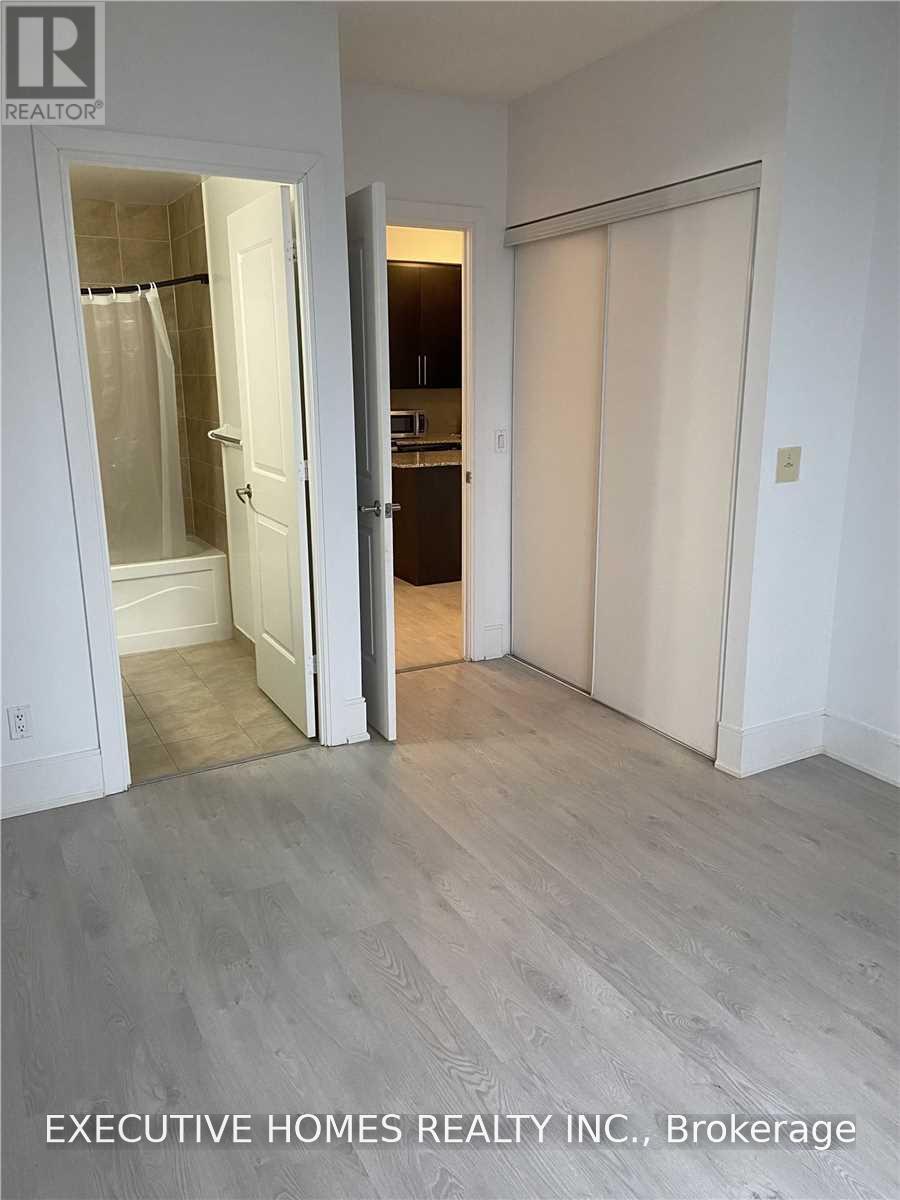 330 Burnhamthorpe Road — photo 11