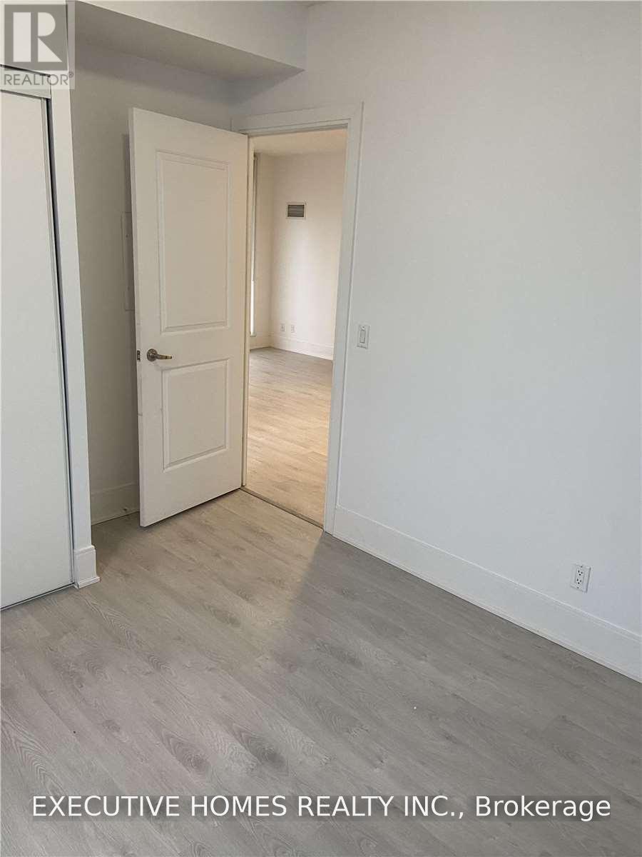 330 Burnhamthorpe Road — photo 15