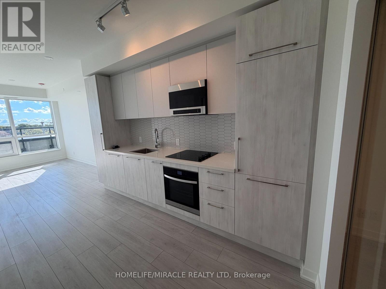 1381 Lakeshore Road East — photo 10
