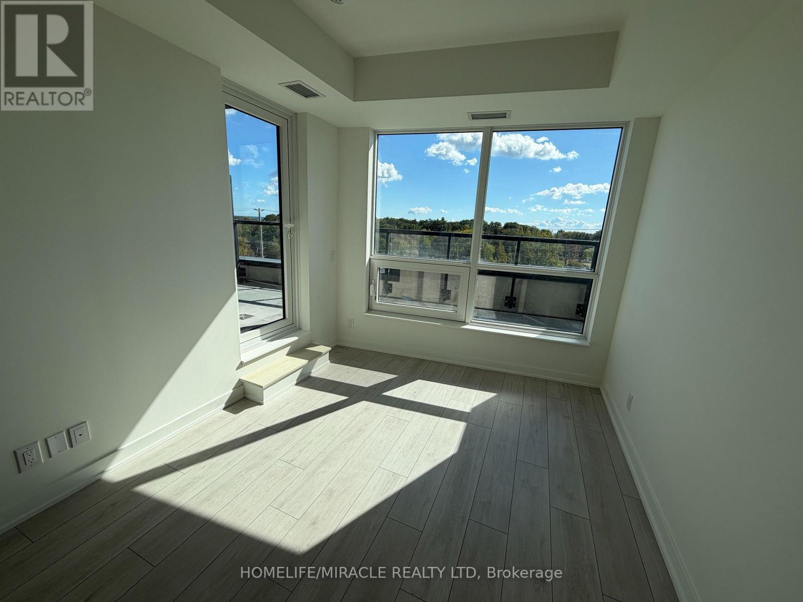 1381 Lakeshore Road East — photo 16