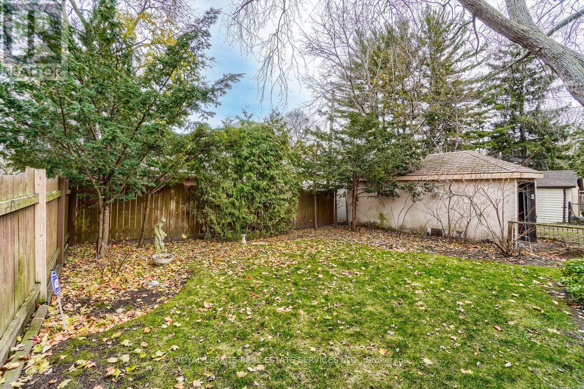 880 Royal York Road — photo 41