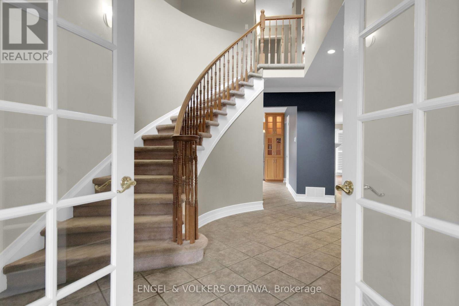 Beautiful entrance. Plenty of room for guests.