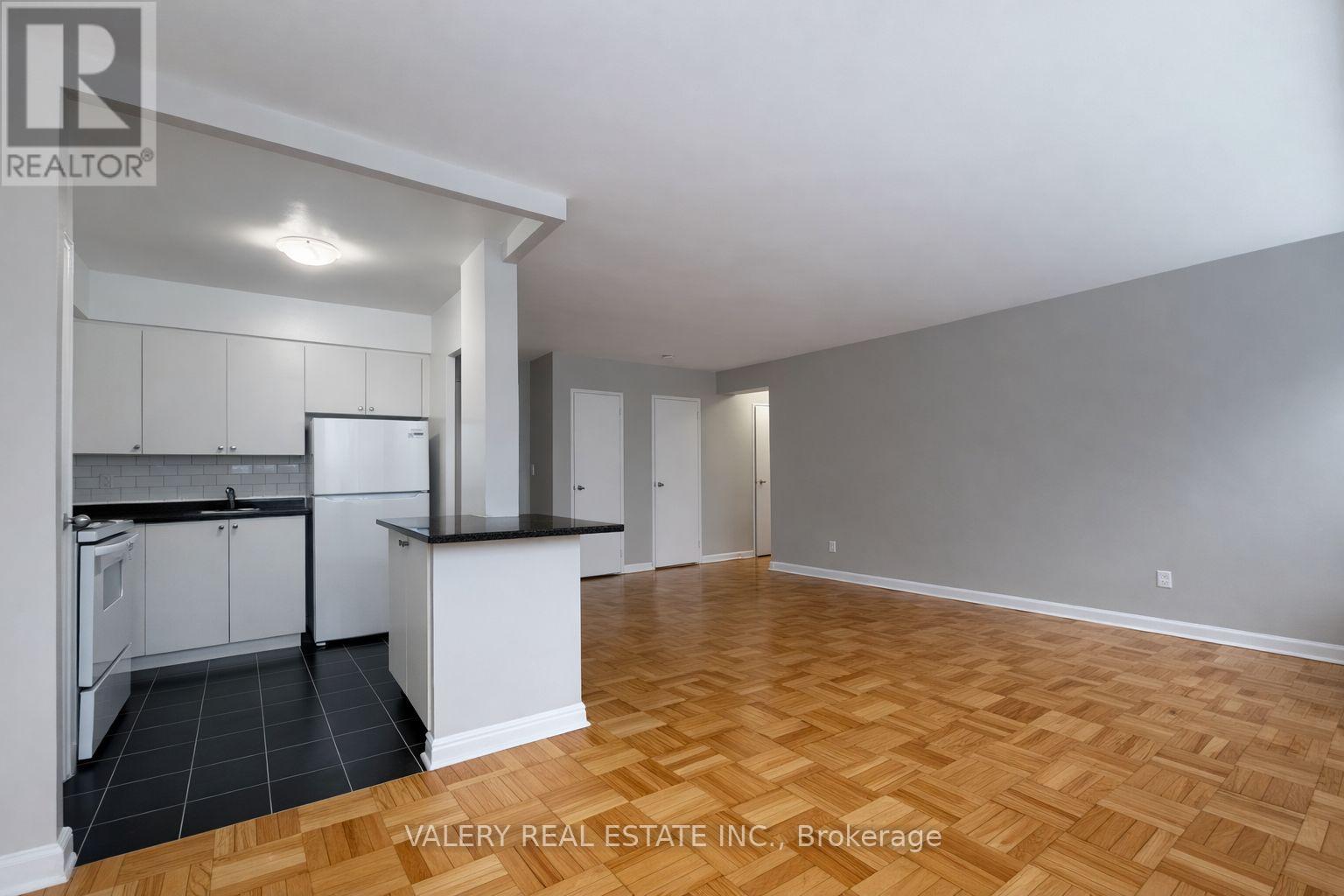 42 Thorncliffe Park Drive — photo 3