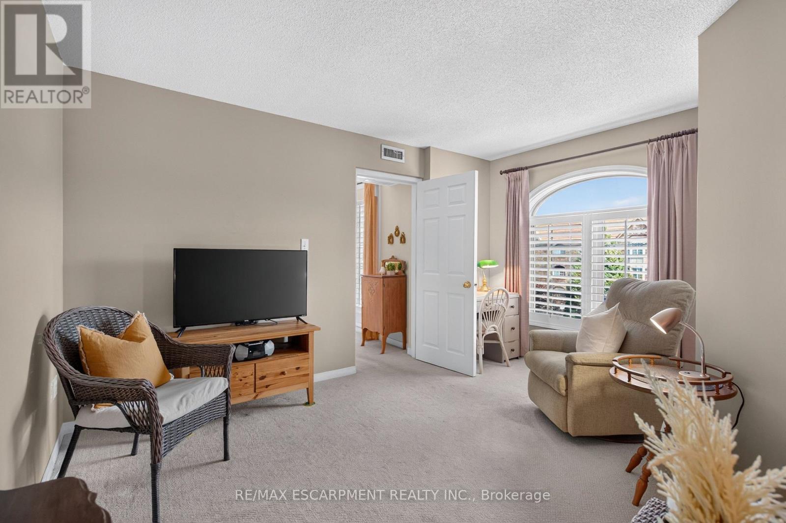 #B404 216 PLAINS ROAD W - 17