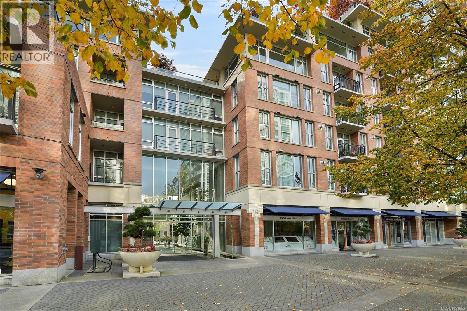 #N305 737 Humboldt St - 30