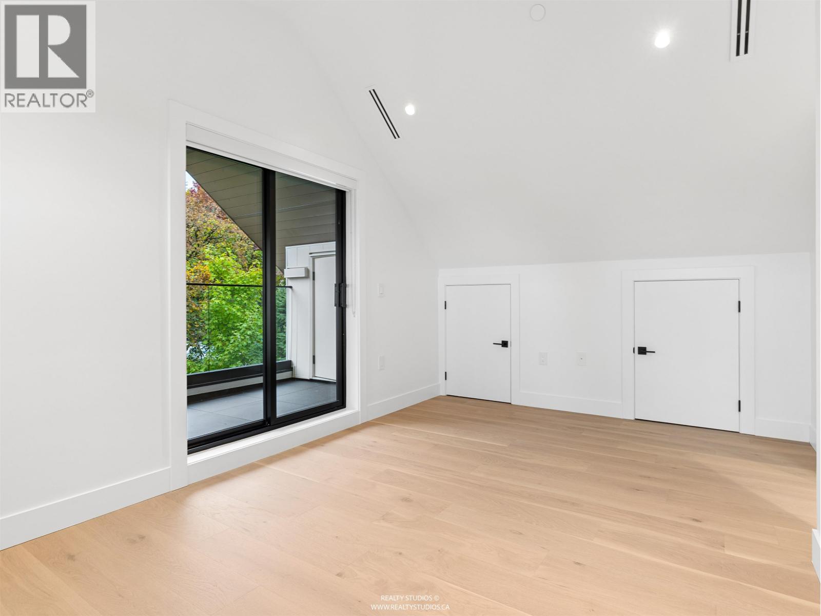 Photo of 1 1986 E 8TH AVENUE 23