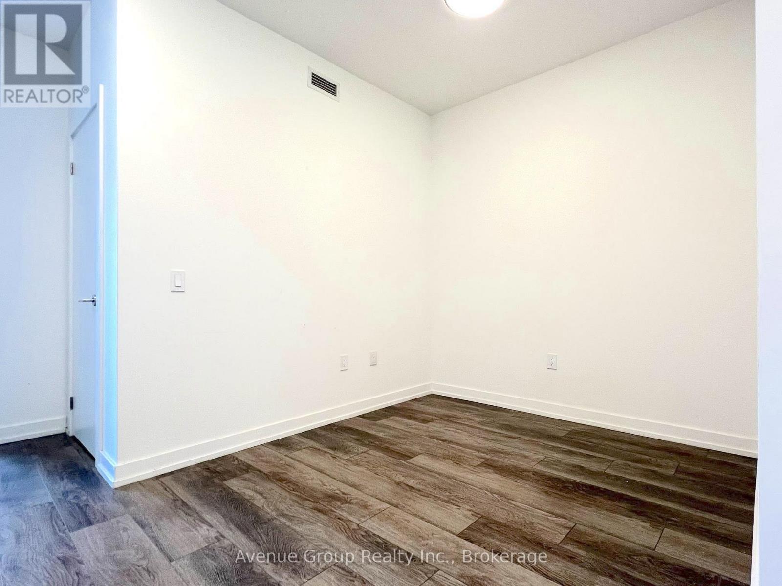 15 Wellington Street South — photo 15