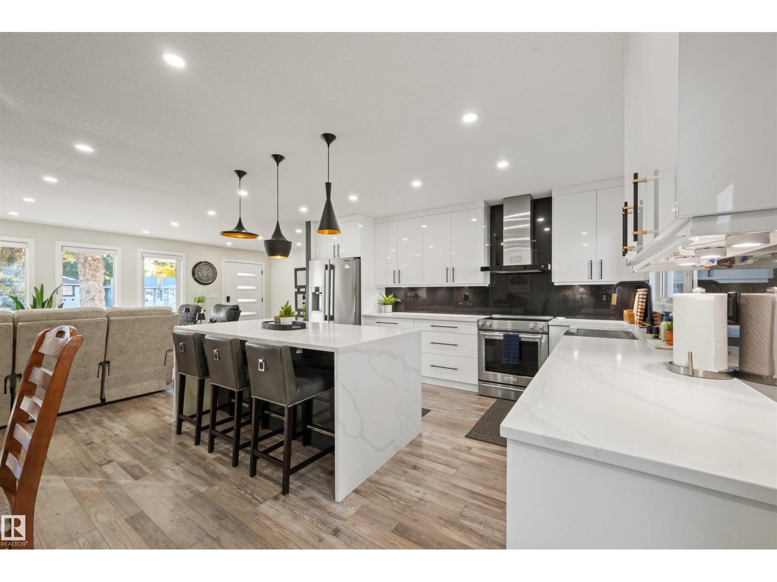 18512 90 AV NW - 11