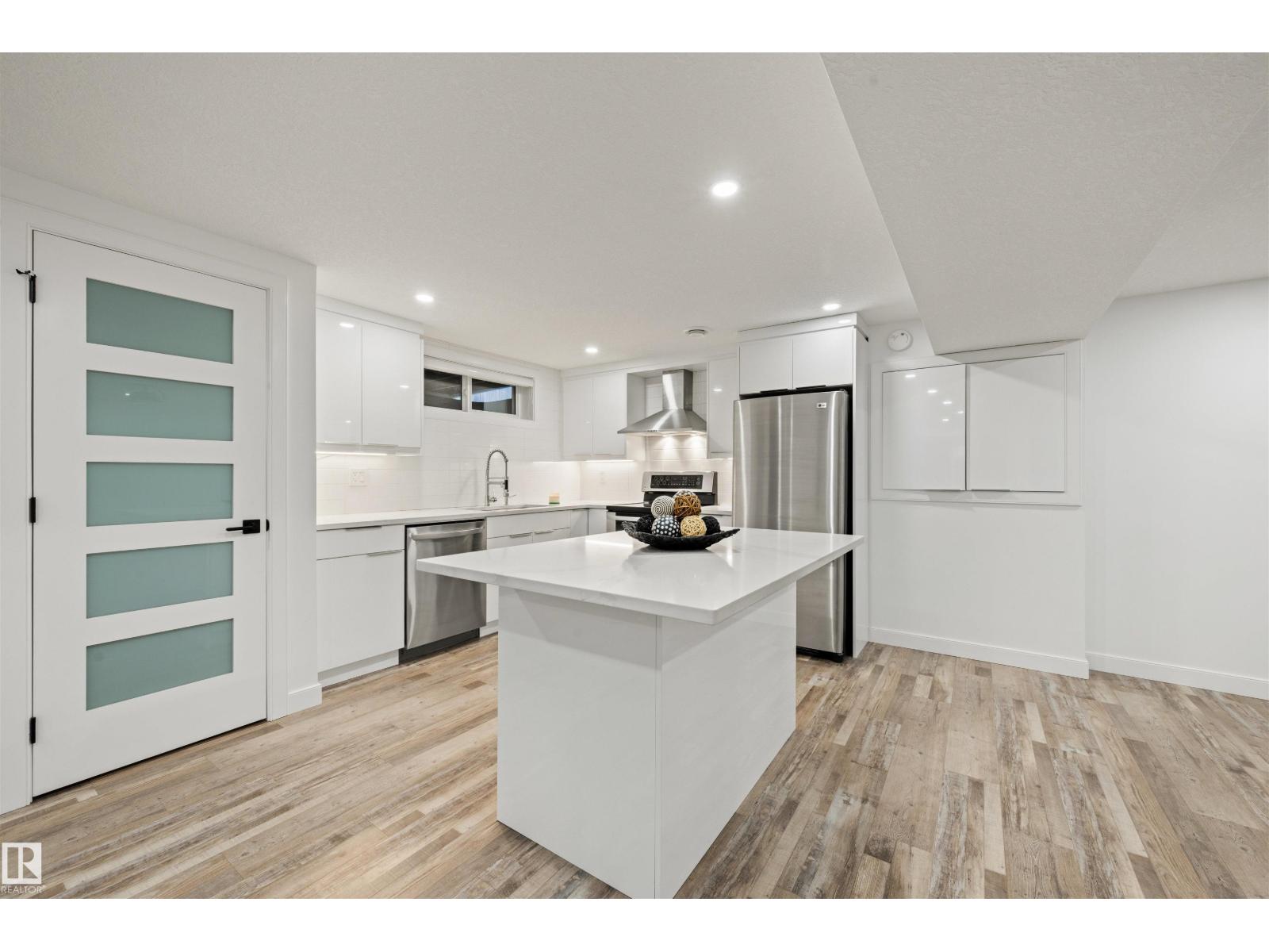 18512 90 AV NW - 32