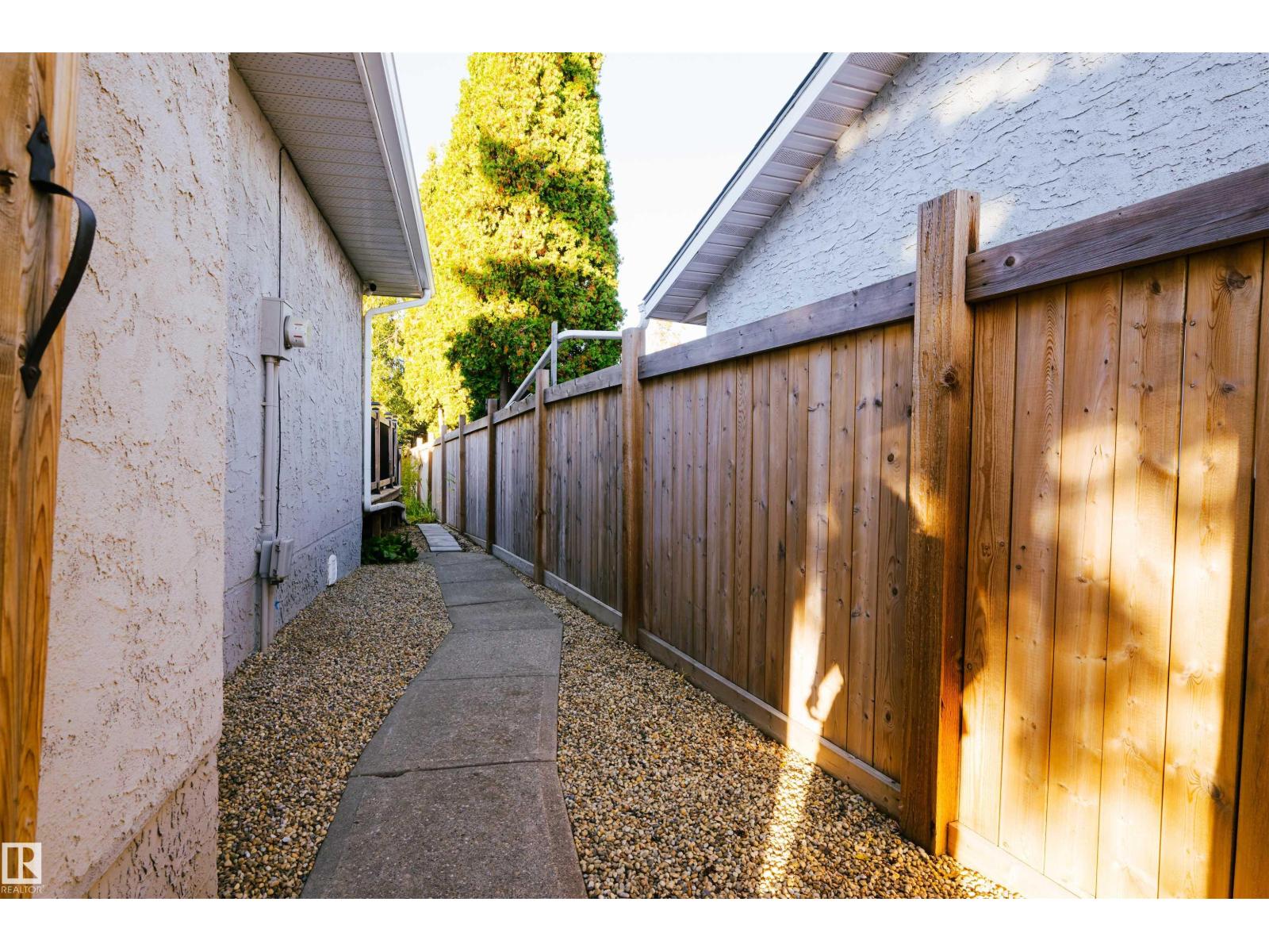 18512 90 AV NW - 43