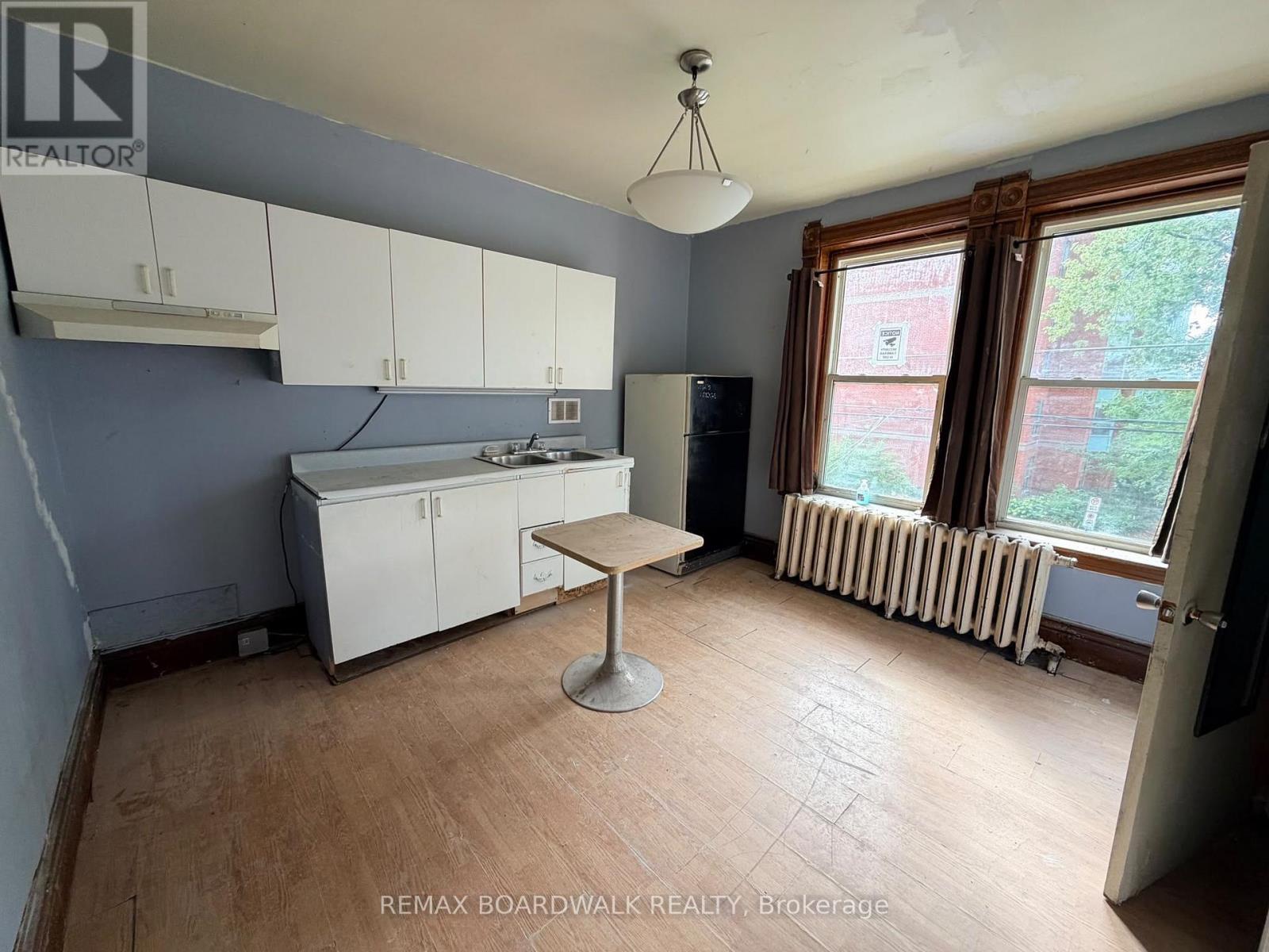 205 FIRST STREET E - Image 34