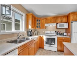 Dining room - 546 Redwing Drive, Penticton, BC V2A8N7 Photo 7