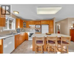 Living room - 546 Redwing Drive, Penticton, BC V2A8N7 Photo 6
