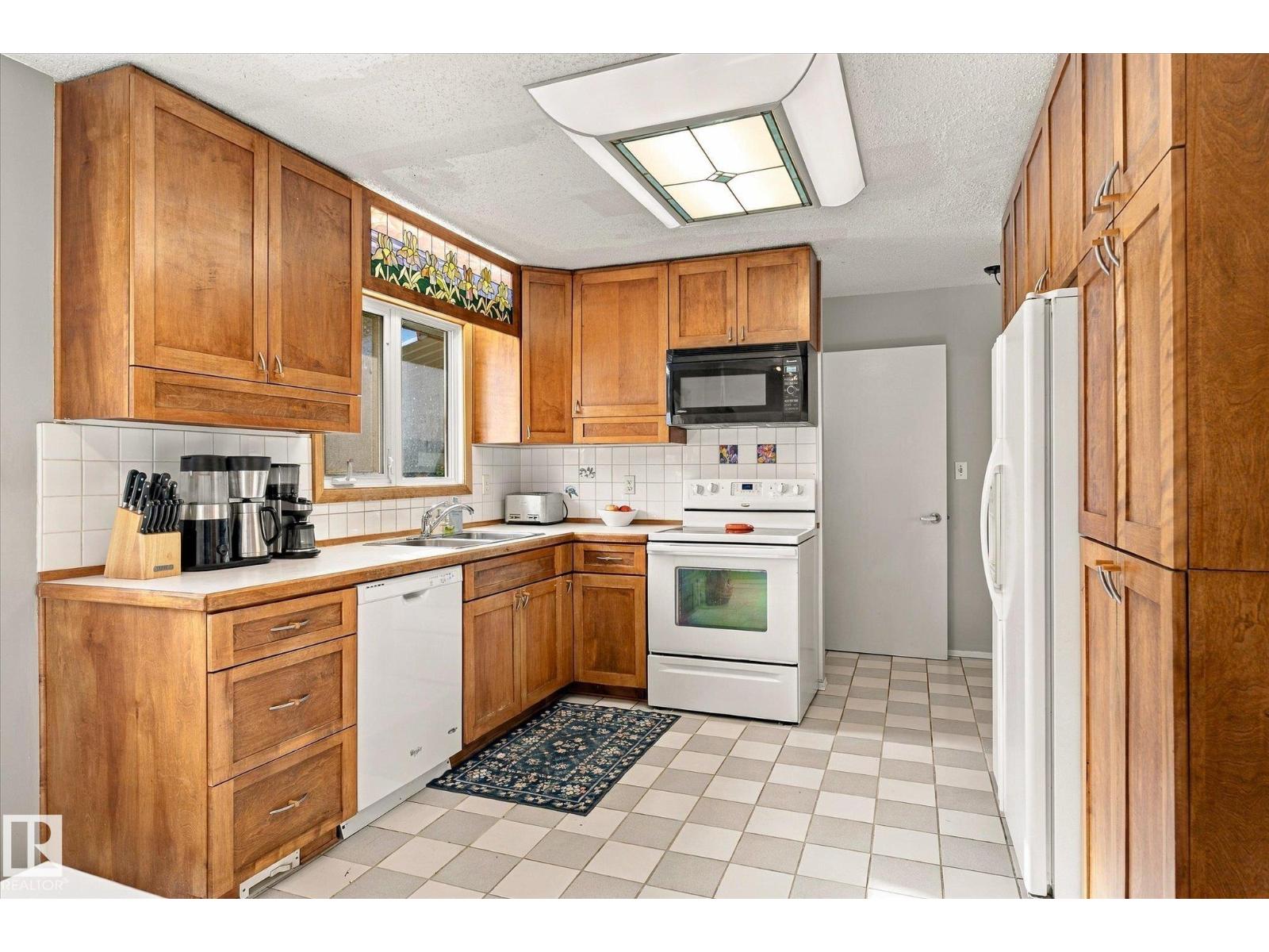 6013 34A Avenue NW, Hillview — photo 16 of 30: Property photo
