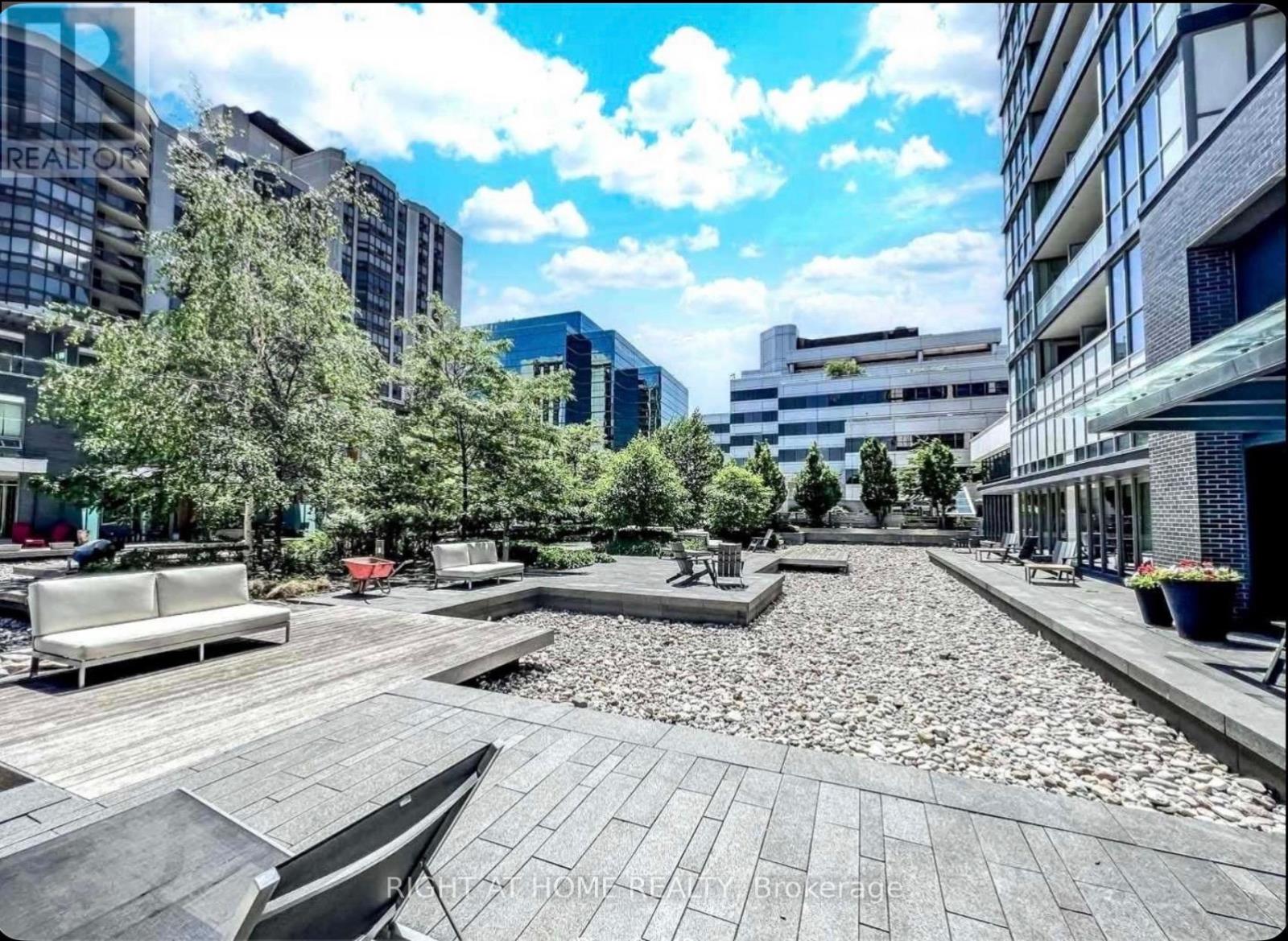 88 Sheppard Avenue East — photo 16