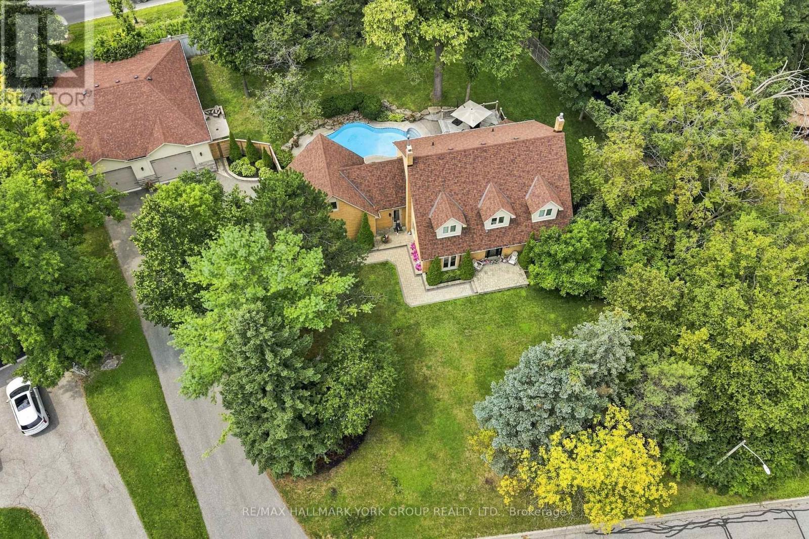 111 Whispering Pine Trail, Aurora, ON photo 2