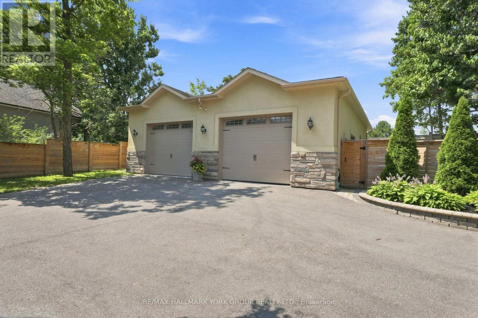 111 Whispering Pine Trail, Aurora, ON photo 3