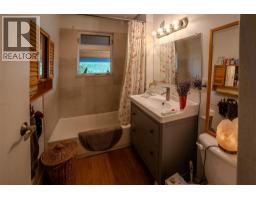 Primary Bedroom - 1424 Falls Street, Nelson, BC V1L1J4 Photo 9