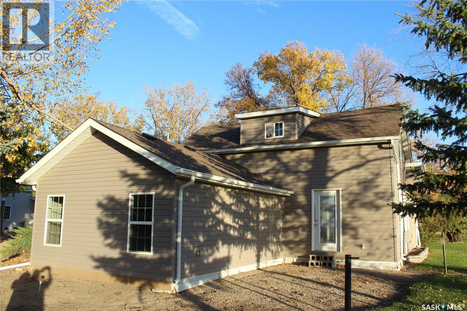 102 Mainprize STREET - 2