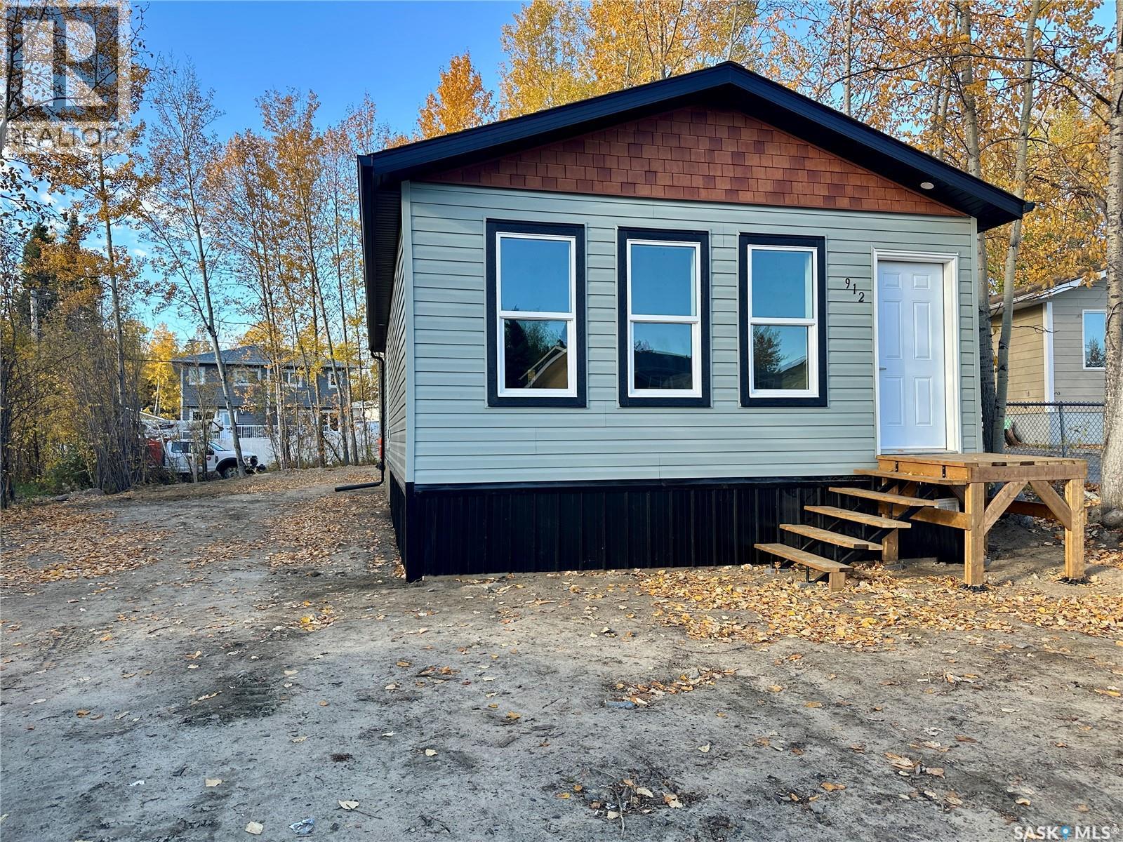 912 Quandt CRESCENT - 1