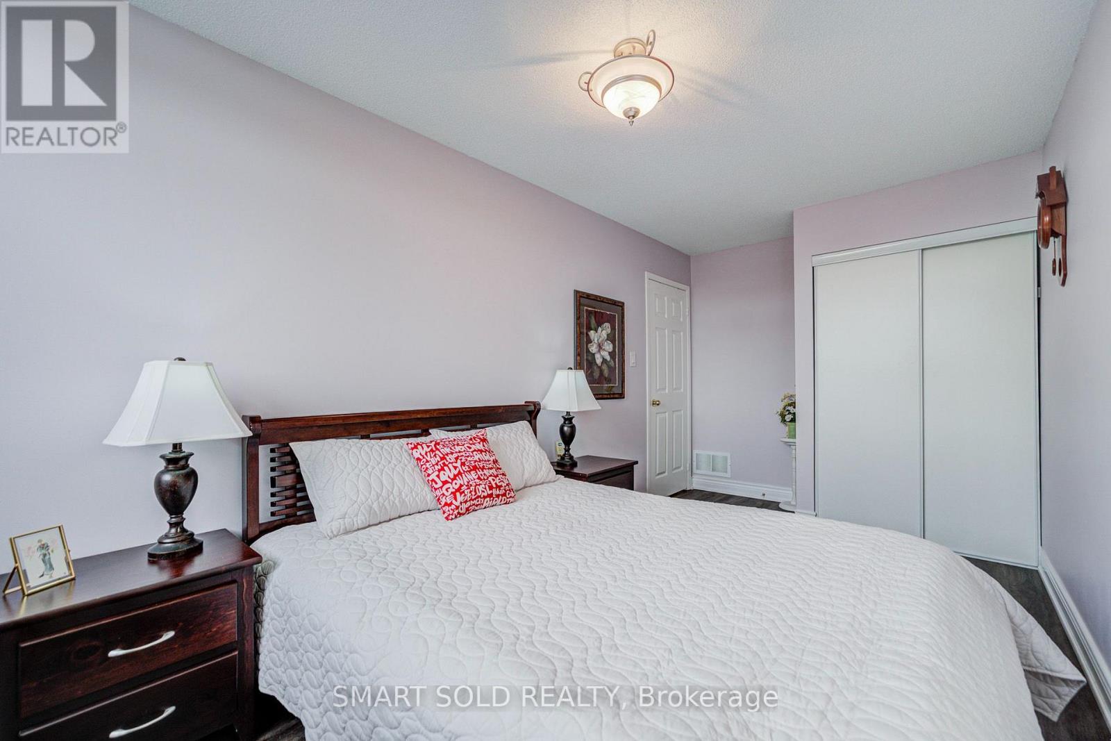 70 CONNERY CRESCENT - 32