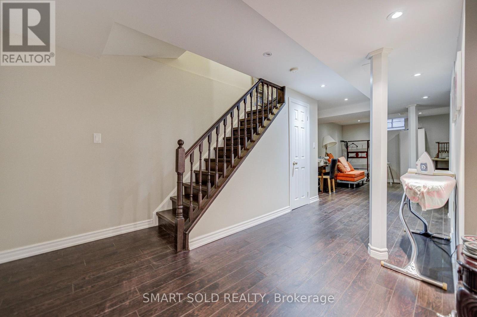 70 CONNERY CRESCENT - 37