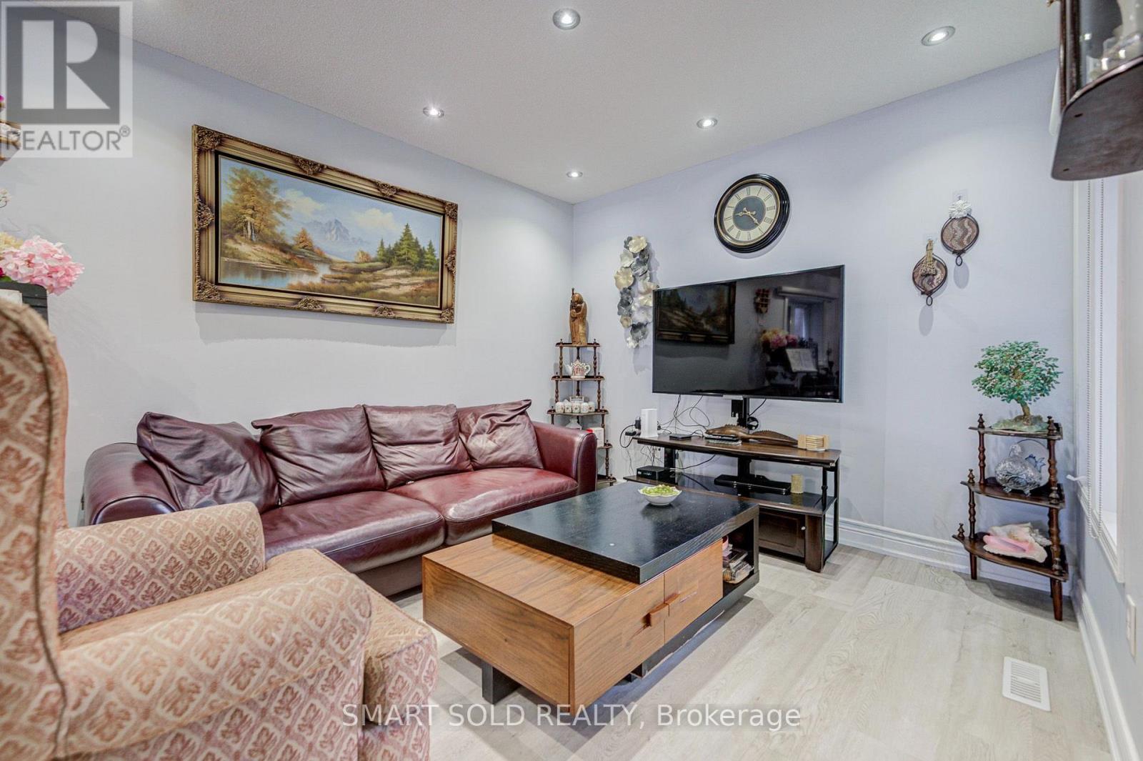 70 CONNERY CRESCENT - 4