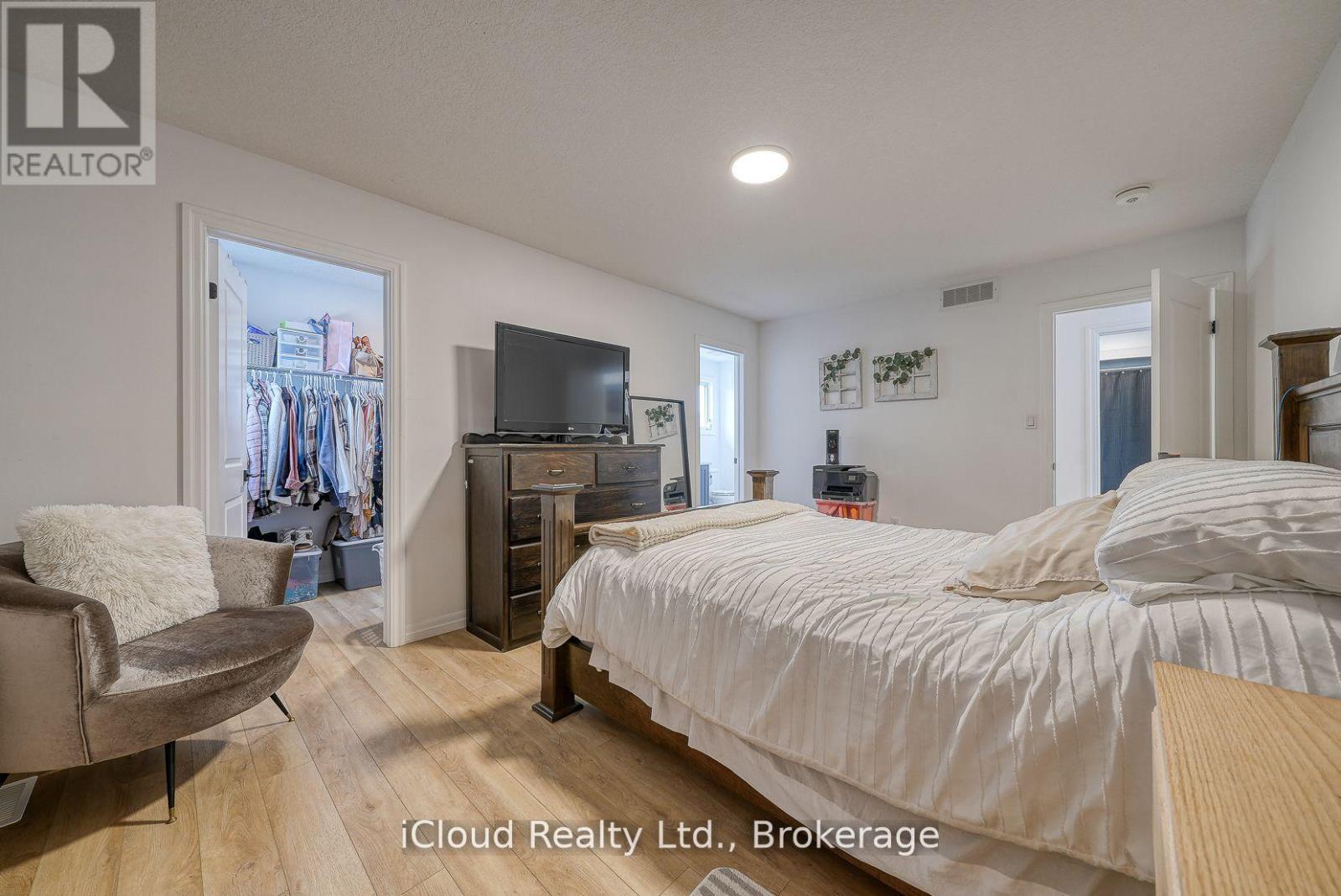 15 CURREN CRESCENT - 21
