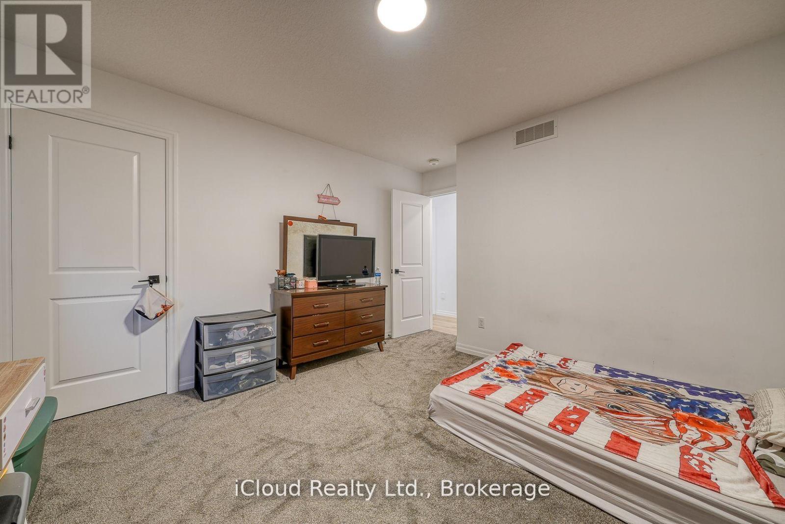 15 CURREN CRESCENT - 27