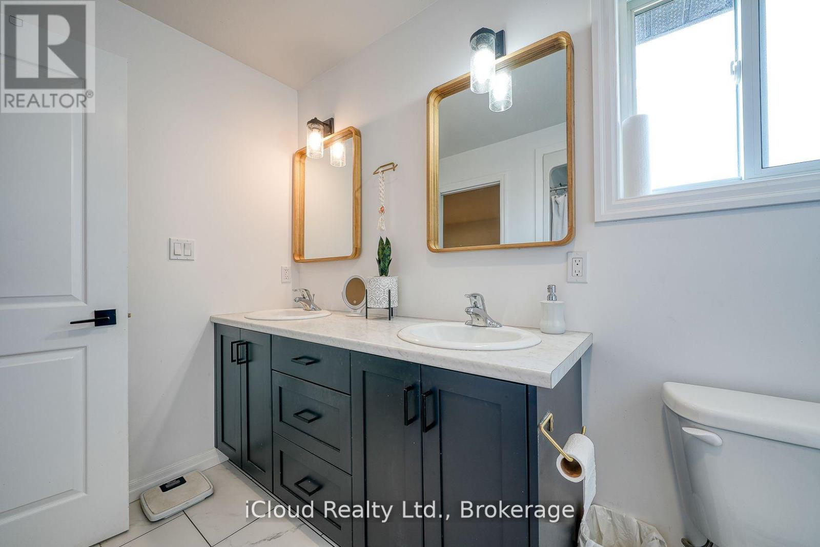 15 CURREN CRESCENT - 29