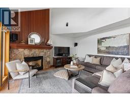 Family room/Fireplace - 621 Ross Beach Road, Lakeshore, ON N8L1J7 Photo 13