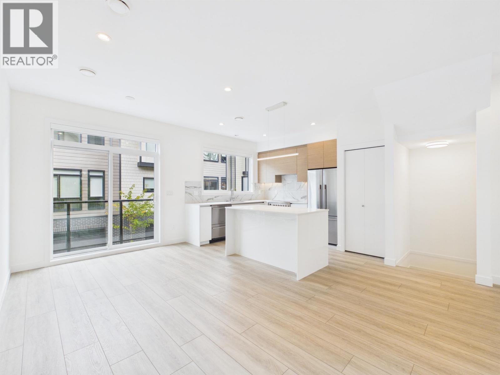Photo of 30 4337 BOUNDARY ROAD 21