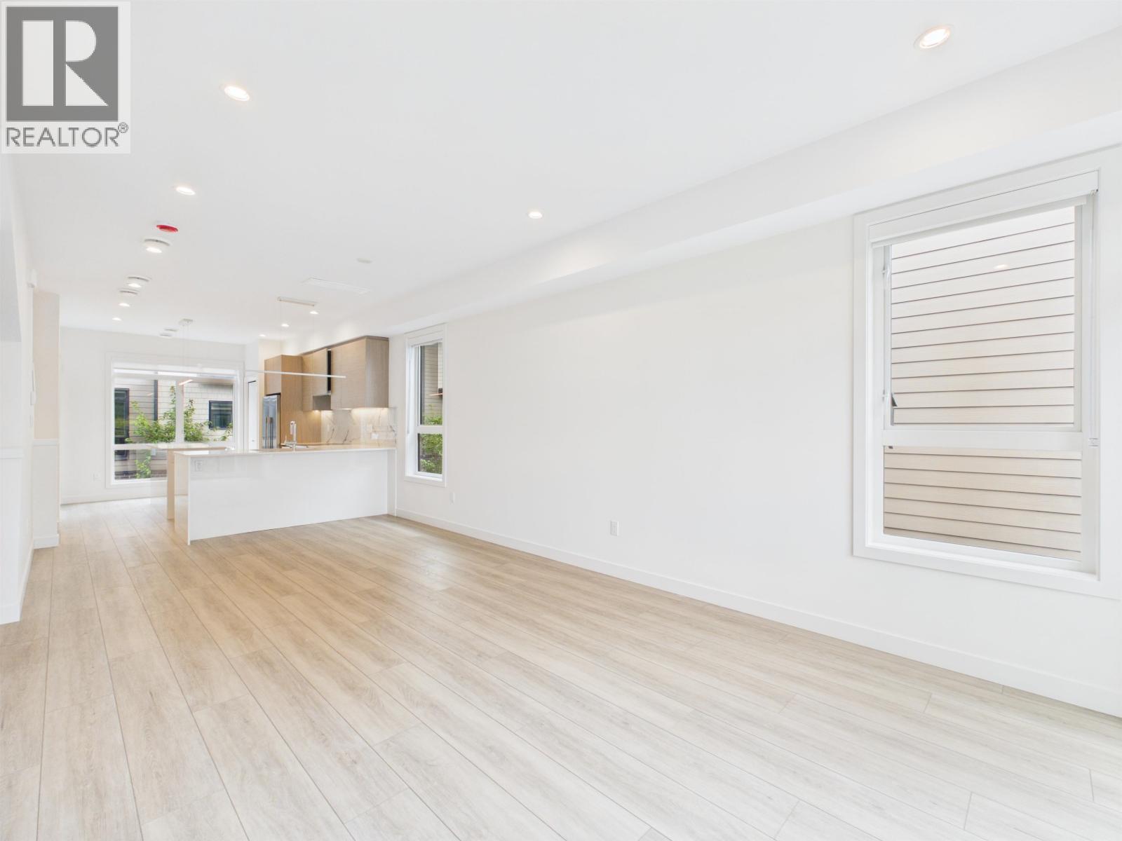 Photo of 16 4337 BOUNDARY ROAD 16