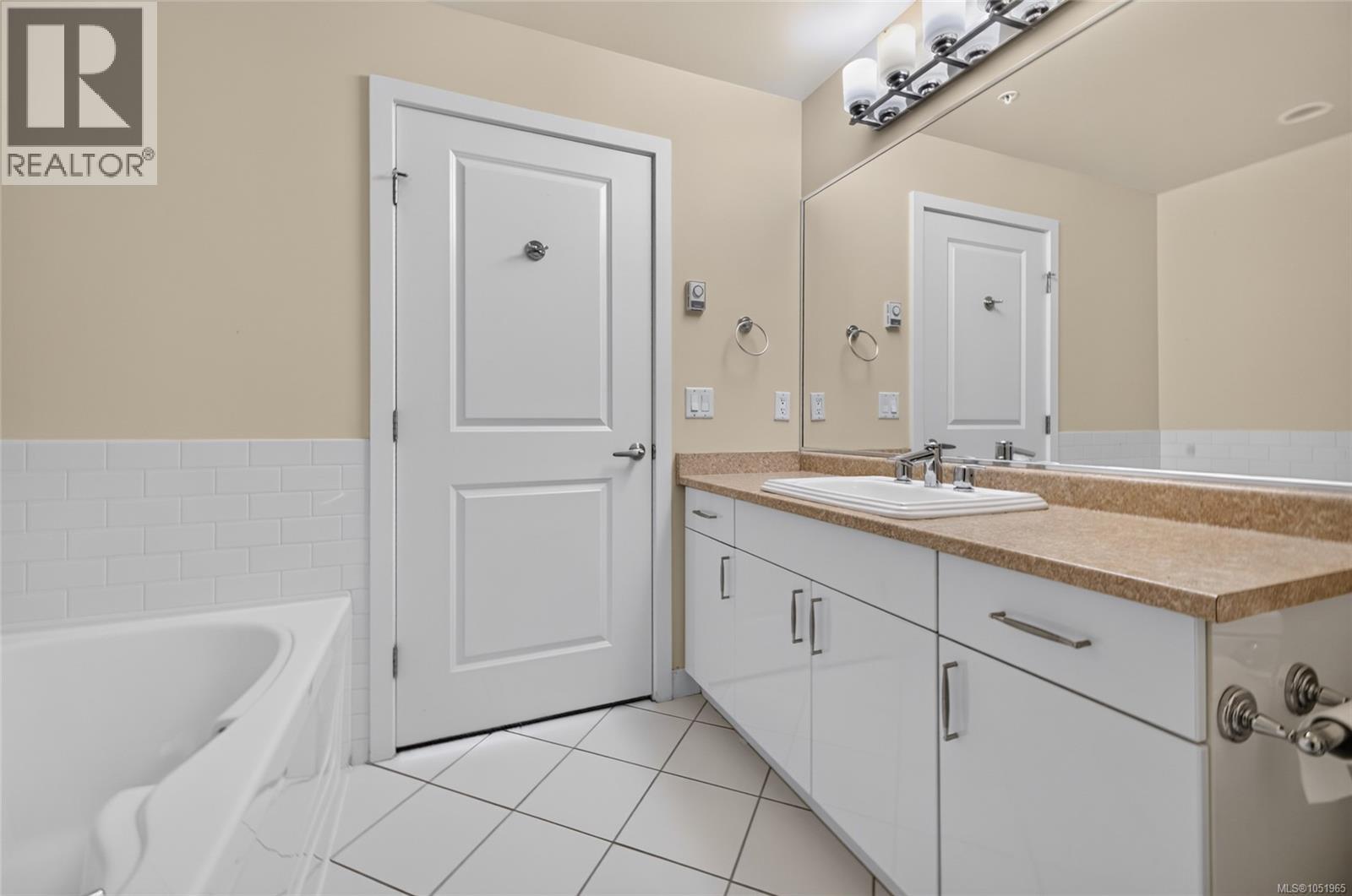 306 4394 West Saanich Rd, Saanich - Image 1