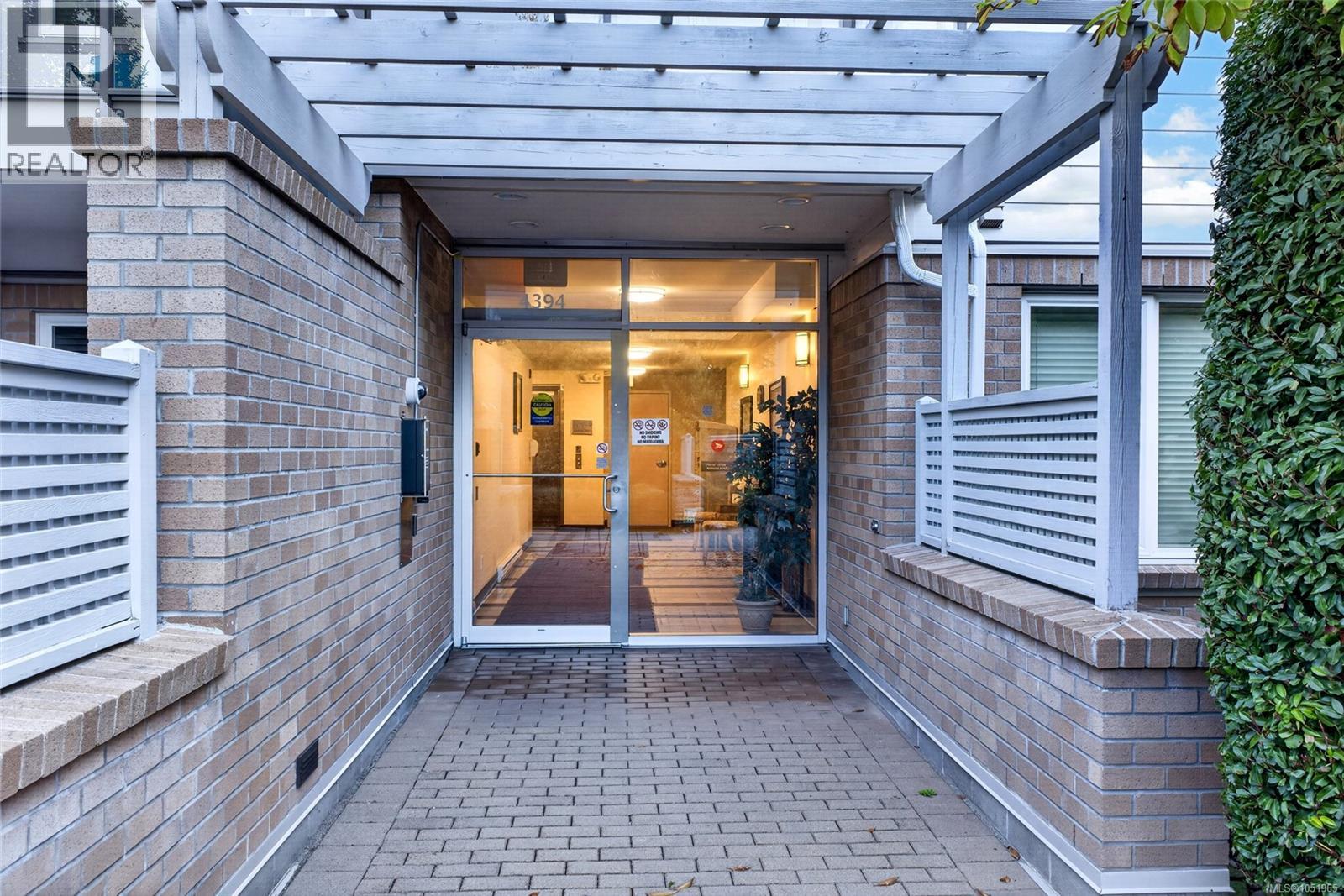 306 4394 West Saanich Rd, Saanich - Image 1