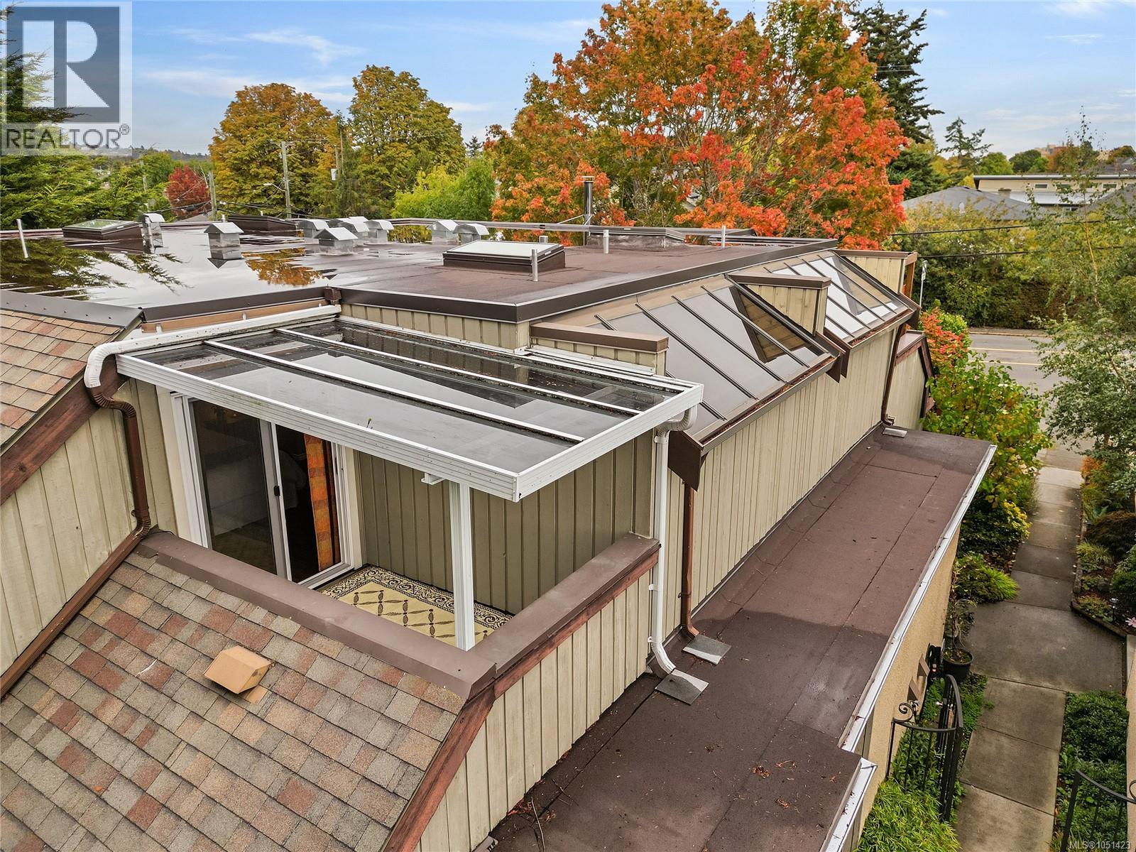 2310 Fernwood Rd, Victoria - Image 1