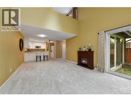 Living room - 2310 Fernwood Rd, Victoria, BC V8T2Z5 Photo 10