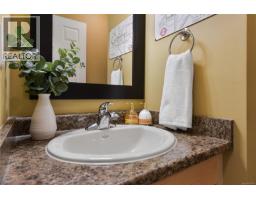 2310 Fernwood Rd, Victoria, BC V8T2Z5 Photo 19