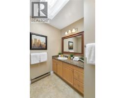 2310 Fernwood Rd, Victoria, BC V8T2Z5 Photo 22