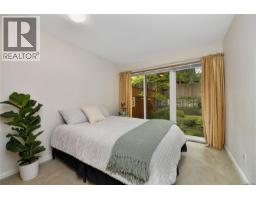 Primary Bedroom - 2310 Fernwood Rd, Victoria, BC V8T2Z5 Photo 6