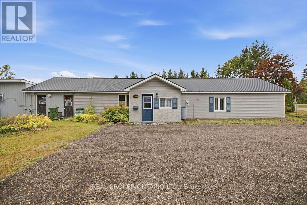 800 PINEGROVE CRESCENT - 1