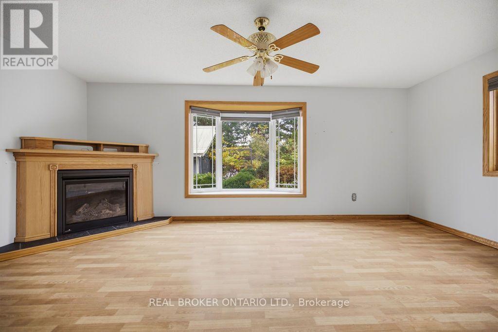 800 Pinegrove Crescent — photo 10