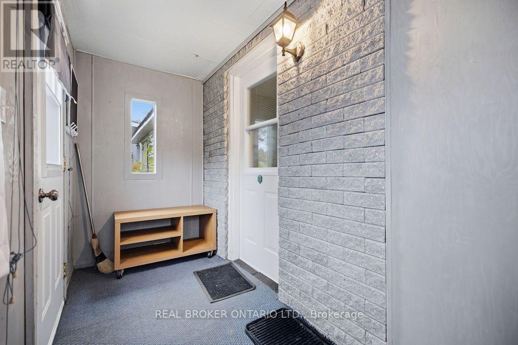 800 PINEGROVE CRESCENT - 2