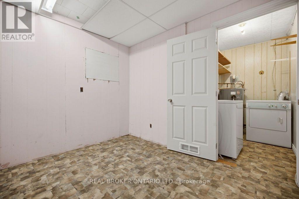 800 Pinegrove Crescent — photo 23