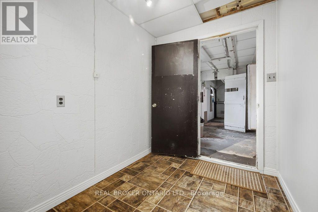 800 PINEGROVE CRESCENT - 29