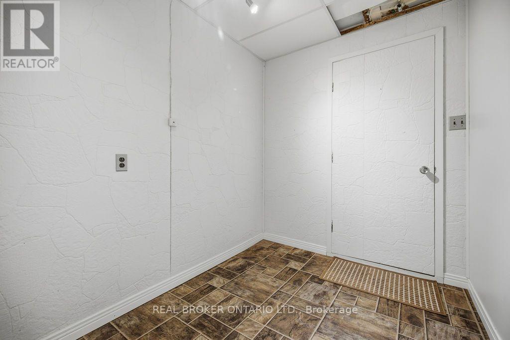800 Pinegrove Crescent — photo 30
