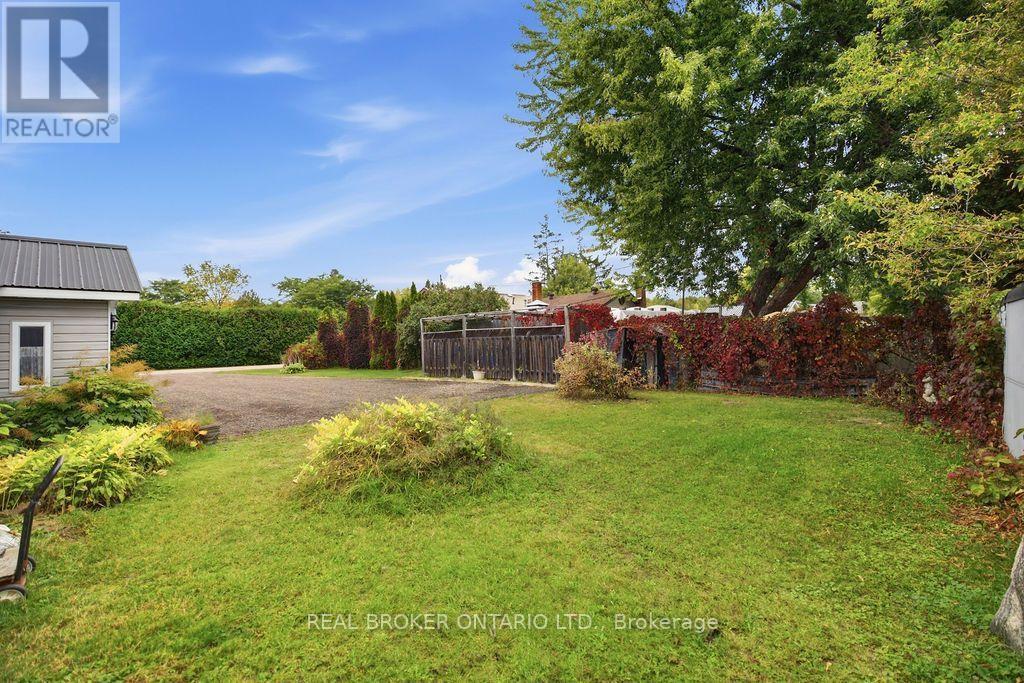 800 PINEGROVE CRESCENT - 34