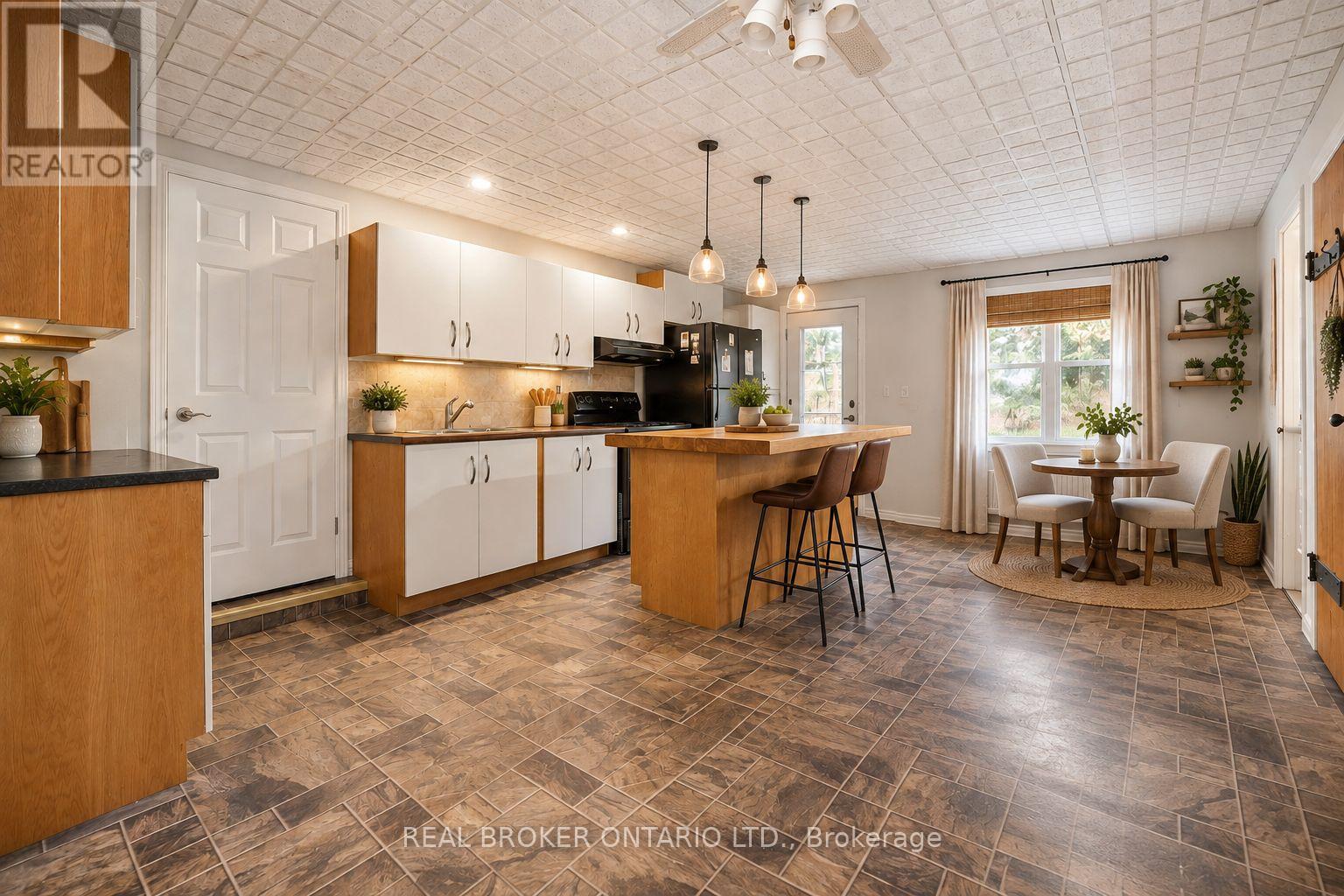 800 PINEGROVE CRESCENT - 4
