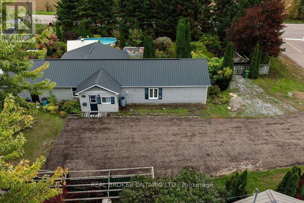 800 Pinegrove Crescent — photo 40